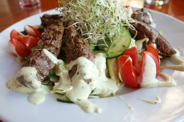 Salat mit Fleisch und Mayonnaise