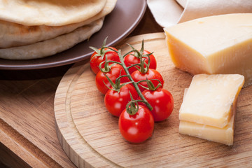 Cheese pita and tomatoes cherry
