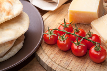 Cheese pita and tomatoes cherry
