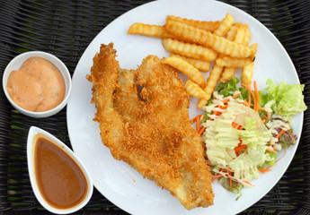 Fish fingers and salad