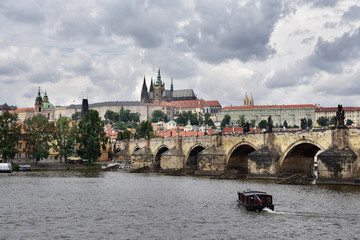 Fototapeta na wymiar Blick auf Prag und die Karlsbrücke