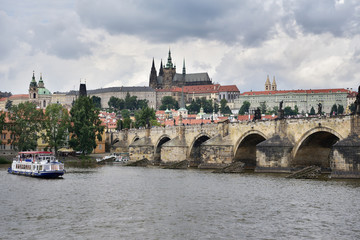 Fototapeta na wymiar Blick auf Prag und die Karlsbrücke