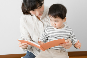 赤ちゃん、本、読み聞かせ、カーペット