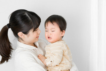 泣く赤ちゃん、あやす、親子、母