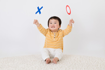 赤ちゃん、丸、バツ、正解、不正解