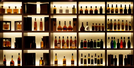Papier Peint photo Lavable Bar Diverses bouteilles d& 39 alcool dans un bar, rétro-éclairage, logos supprimés