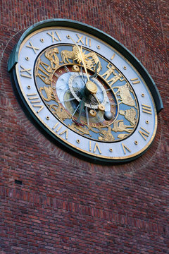 Норвегия. Часы на здании ратуши Осло.