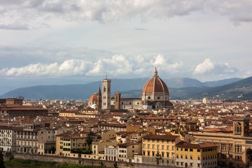 VIEW OF DUOMO SANTA MARIA DEL FIORE AND HISTORIC HOUSES IN FLORENCE, ITALY