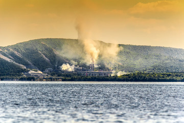 Fototapeta na wymiar The chemical plant polluting the environment.