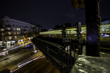 Lichtspuren einer U-Bahn in Berlin Kreuzberg