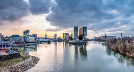Obraz premium Skyline of Duesseldorf during sunset
