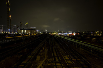Fototapeta na wymiar Bahngleise in Berlin bei Nacht