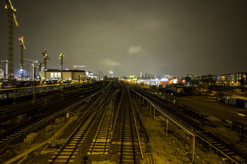 Fototapeta na wymiar Bahngleise in Berlin bei Nacht