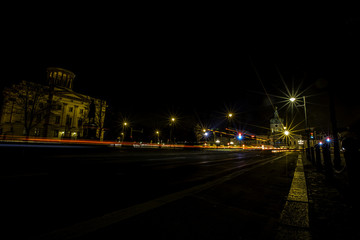 Befahrene Hauptstrasse in Berlin Charlottenburg bei Nacht