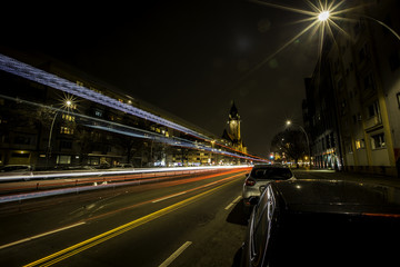 Fototapeta na wymiar Befahrene Straße am Rathaus von Charlottenburg bei Nacht