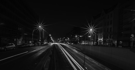  Befahrene Berliner Straße bei Nacht (schwarzweiß)