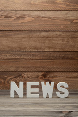 NEWS en letras de madera