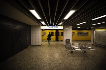 Wartende junge Frau an der U-Bahn Station Berliner Straße in Berlin 