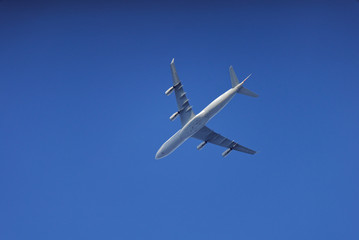 Avion dans le ciel de Paris