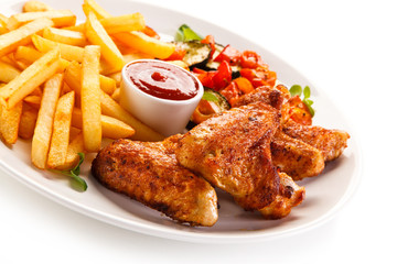Grilled chicken nuggets and vegetables 