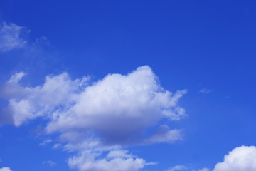 青空と爽やかな雲