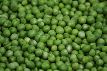 Fototapeta na wymiar Grains young peeled green peas