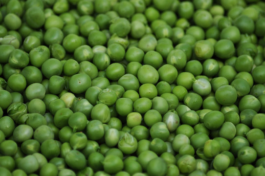 Grains young peeled green peas