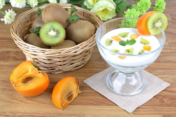 柿とキウイフルーツのヨーグルト