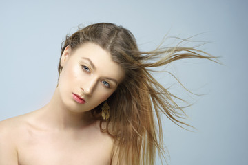 Obraz premium Piękna młoda twarz kobiety. Strzał studio.