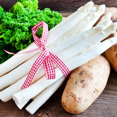 Spargel und Kartoffeln auf Holz