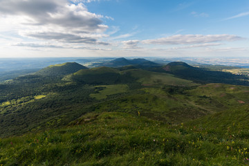 Vue en altitude des volcans du Puy de Dôme en Auvergne France. Magnifique ciel bleu et paysage verdoyant.