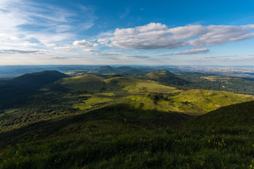 Vue en altitude des volcans du Puy de Dôme en Auvergne France. Magnifique ciel bleu et paysage verdoyant. © Michel
