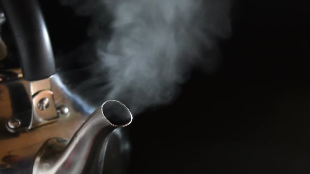 やかんから出る湯気のイメージ / 黒バック4K