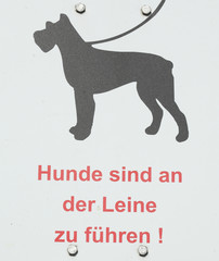 Schild Hunde sind an der Leine zu führen