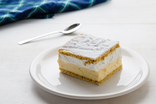 Cream pie with layers of puff pastry