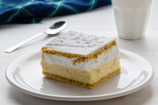 Cream pie with layers of puff pastry
