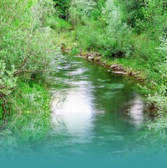 Idyllischer türkiser Bach