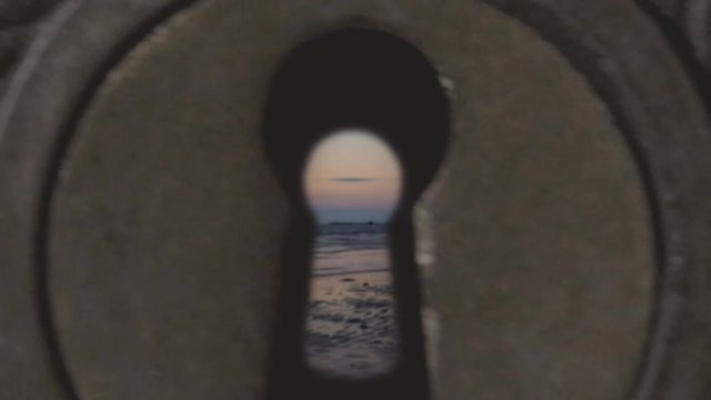 красивый колодец. монетка в колодец. глаз в замочной скважине.