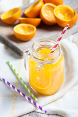 Zumo de naranja en tarro de cristal