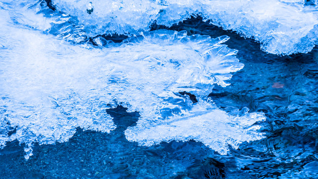 Eiskaltes klares Wasser