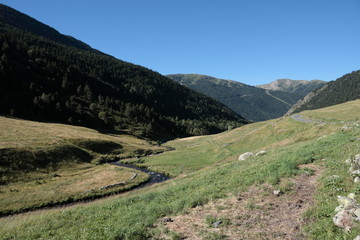 Fototapeta na wymiar Ruisseau et prairie de fauche en Andorre, Vallée d'Inclès