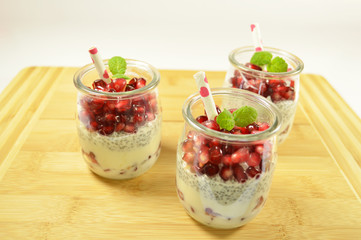 Deser z chija i granatami  © felicytka
