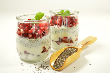 Deser z chija i granatami  © felicytka