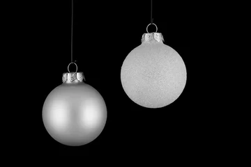 Fototapeten een witte en een zilveren kerstbal © Hennie36