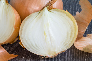 Oignons coupés sur fond sombre