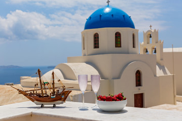 Obraz premium Model of the frigate in the background architecture of Santorini