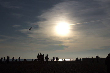 Fototapeta na wymiar People's silhouettes at the beach