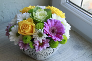 Composition florale multi fleurs dans contenant en céramique