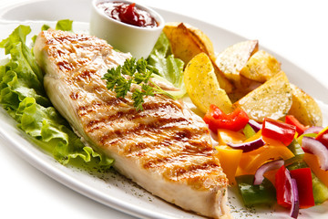 Grilled chicken fillet, chips and vegetable salad 