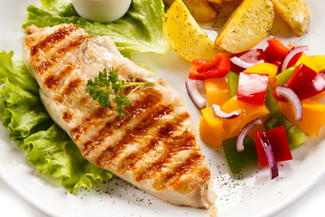 Grilled chicken fillet, chips and vegetable salad 
